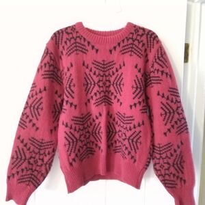 Elegant Red and Black Patterned Crew Neck Sweater